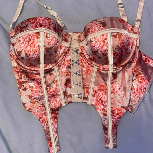 FLORAL PRINT CORSET CROP TOP IN RED                         US 2 - Picture 2 of 4